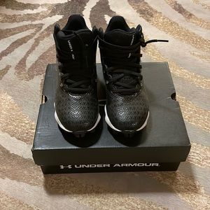 Youth boys Under Armour Football Cleats size 2Y